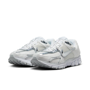 NIKE ナイキ W ZOOM VOMERO 5 ホワイト シルバー 白 Women's Nike Zoom Vomero 5 'Metallic Silver Summit White' – TROPHY